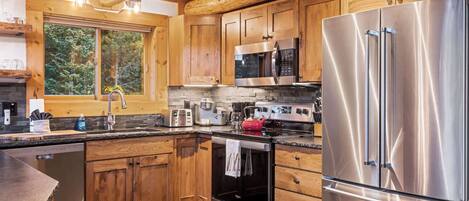 Kühlschrank, Mikrowelle, Ofen, Herdplatte