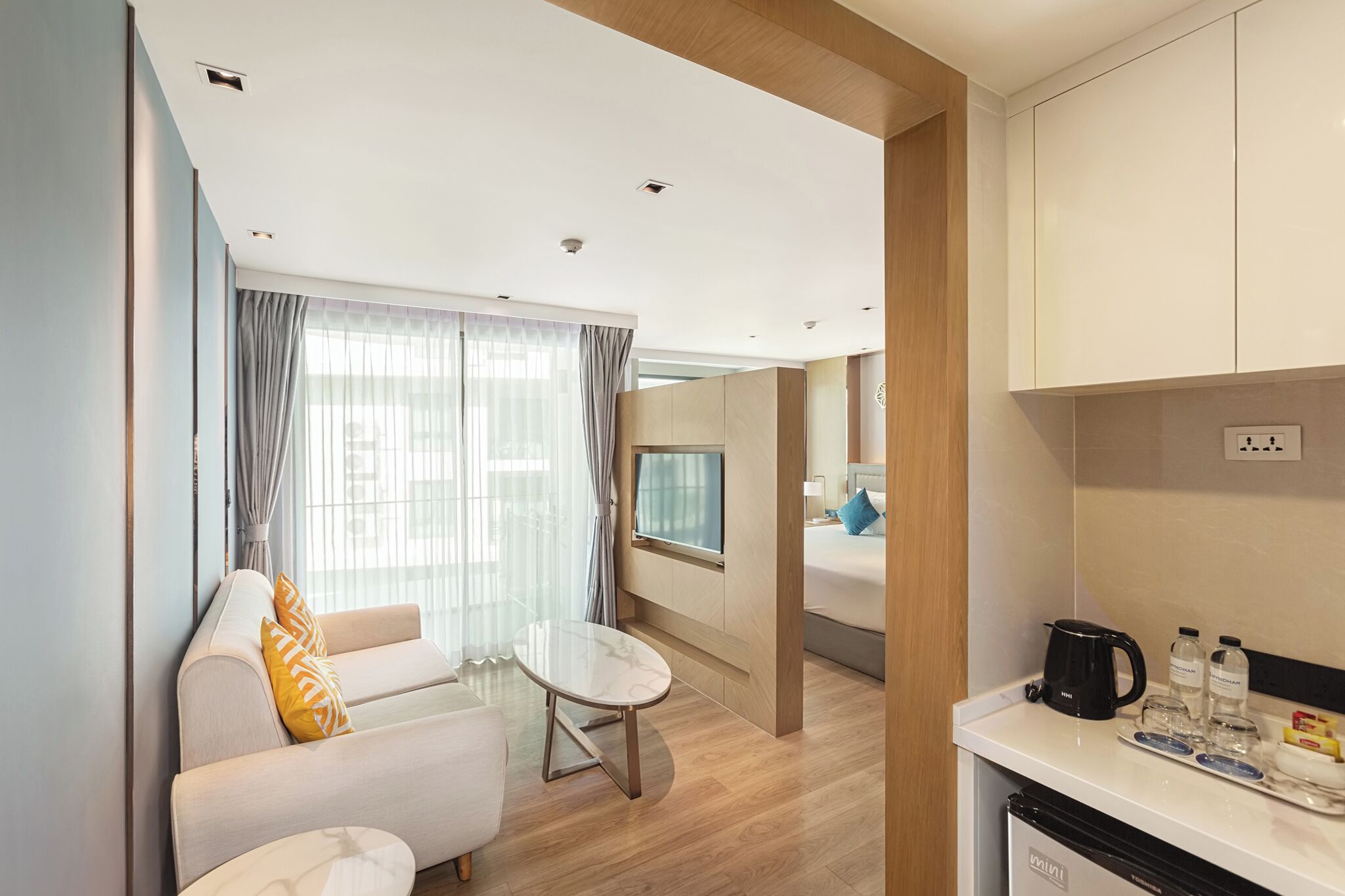 Studio, Balkon, Poolblick