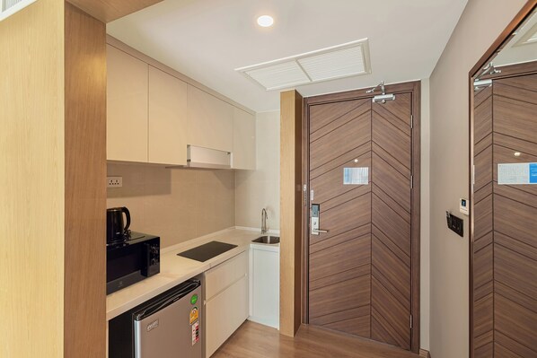 Studio, ban công, quang cảnh hồ bơi | Bếp riêng | Lò vi sóng, bếp nấu, dụng cụ nấu nướng/bát dĩa/dao nĩa