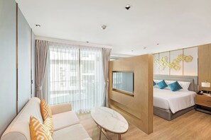 Studio, ban công, quang cảnh hồ bơi | Két bảo mật tại phòng, bàn ủi/dụng cụ ủi quần áo