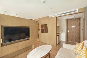 Studio, ban công, quang cảnh hồ bơi | Két bảo mật tại phòng, bàn ủi/dụng cụ ủi quần áo