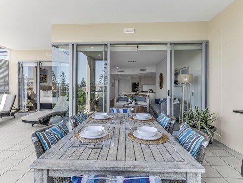 Beachfront Bali Resort Kingscliff 1212 