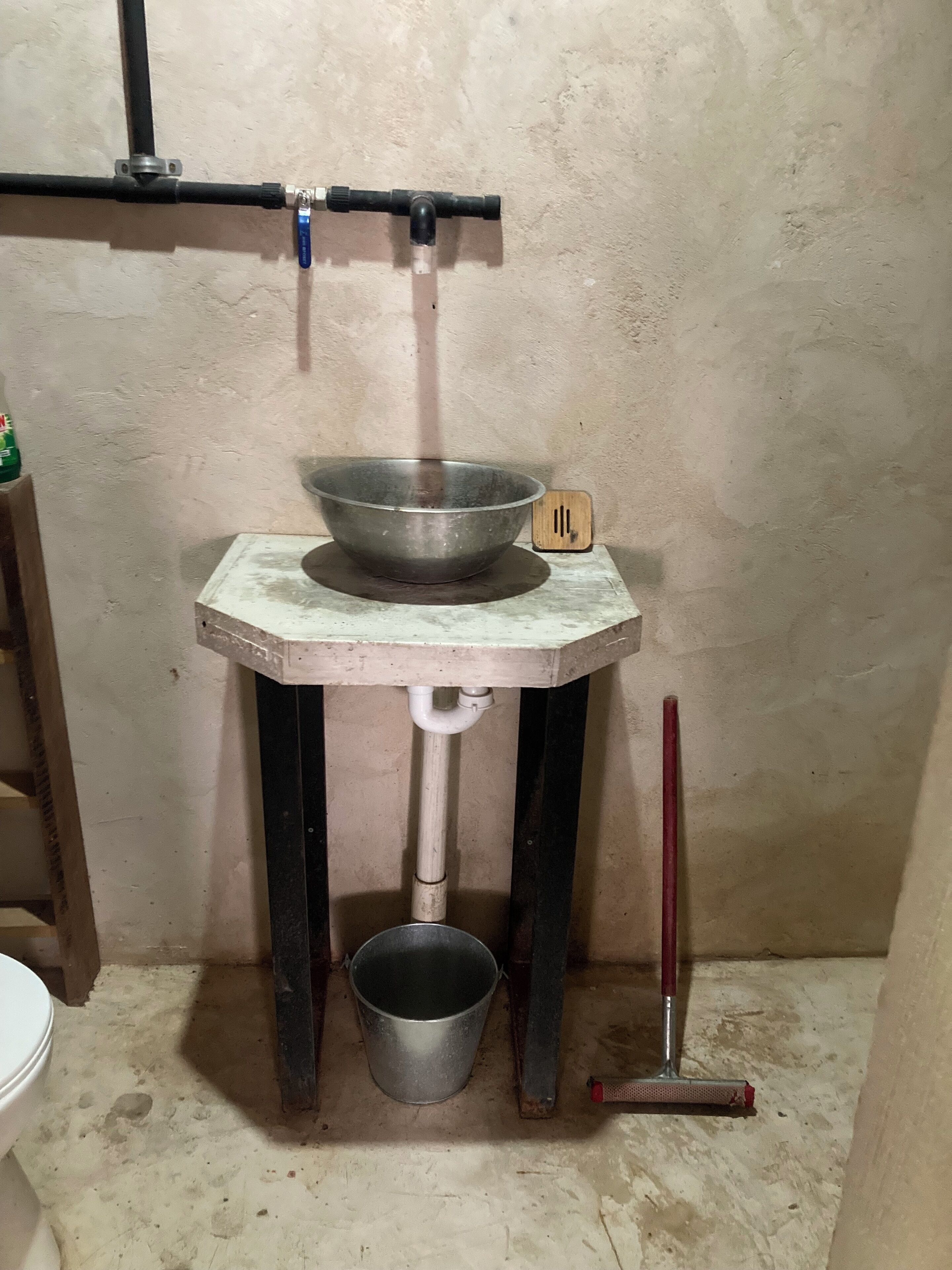 Ducha, toallas, jabón y papel higiénico