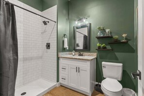 Dusche, Haartrockner, Handtücher, Shampoo
