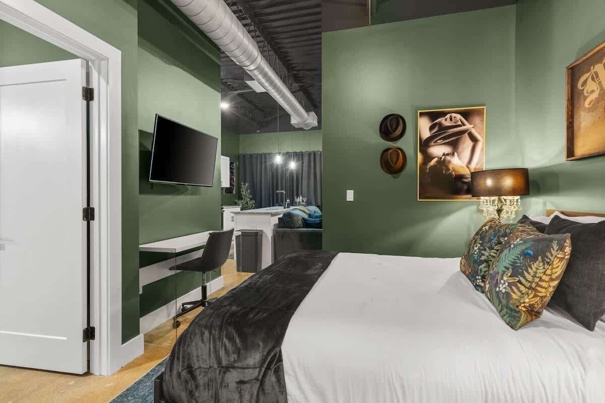 Skrivbord, strykjärn/strykbräda, wi-fi och sängkläder