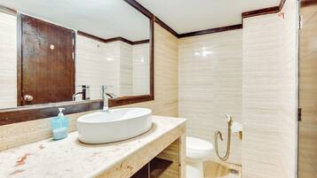 Habitación doble económica, vista al río | Baño | Amenidades de baño gratuitas, toallas, jabón, shampoo
