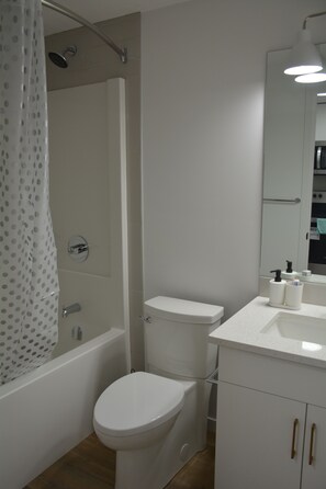 Sèche-cheveux, serviettes fournies, savon, papier toilette