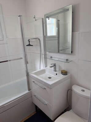 Douche, séchoir à cheveux, serviettes fournies, savon