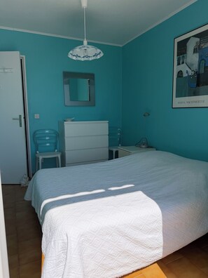 4 slaapkamers, een bureau, een strijkplank/strijkijzer, gratis wifi