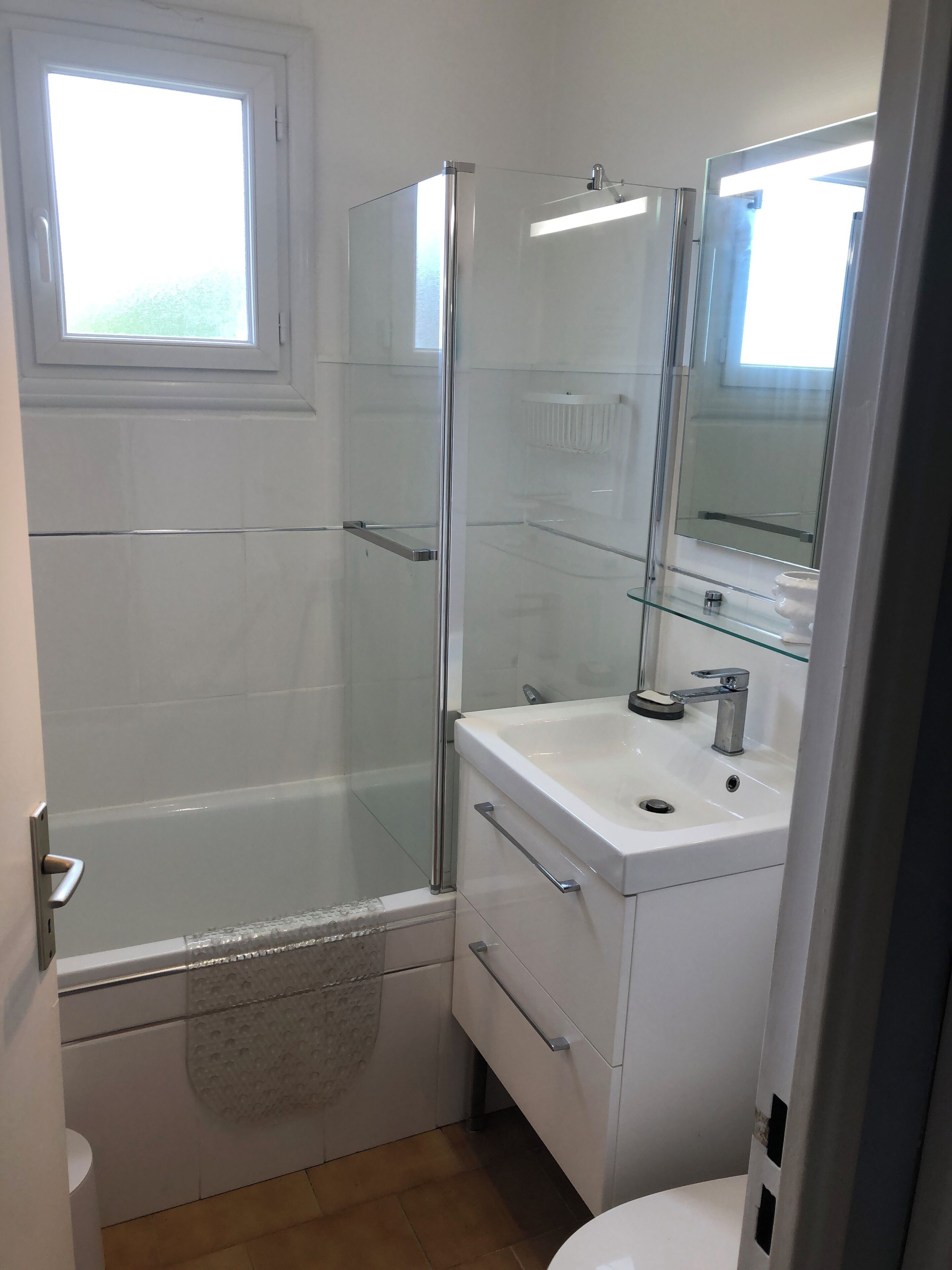 Douche, sèche-cheveux, serviettes fournies, savon