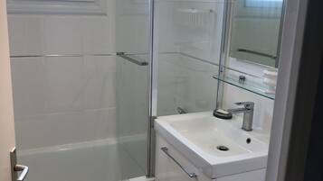 Douche, sĂšche-cheveux, serviettes fournies, savon