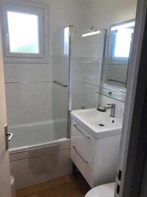 Douche, sèche-cheveux, serviettes fournies, savon