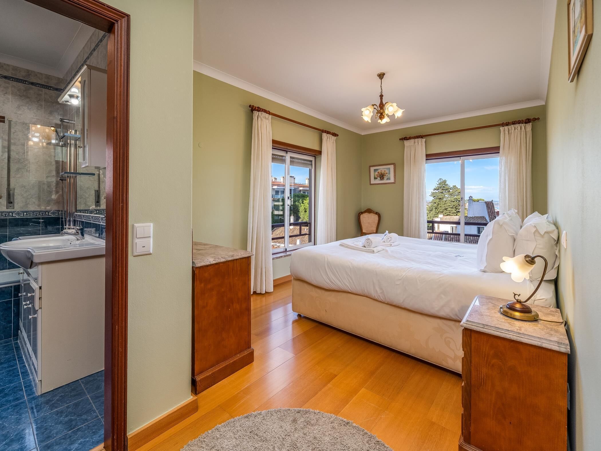 مكواة/لوح كي وخدمة الإنترنت وملاءات أسرّة