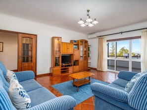 TV - Peaceful stay near the city center (Lagos)