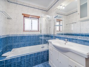 Shower, hair dryer, towels - Peaceful stay near the city center (Lagos)