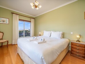 Tabla de planchar con plancha, internet y ropa de cama 