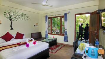 Phòng đôi hoặc 2 giường đơn Deluxe, quang cảnh vườn | Bàn, khu vực làm việc phù hợp cho laptop, bàn ủi/dụng cụ ủi quần áo