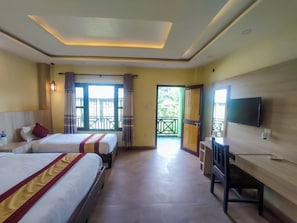 Deluxe Tek Büyük veya İki Ayrı Yataklı Oda, Bahçe Manzaralı | Masa, dizüstü bilgisayar çalışma alanı, ütü/ütü masası