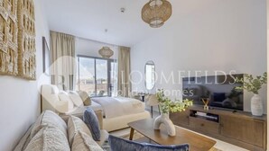 Ein modernes Wohnzimmer mit Sofa, Couchtisch und TV-Möbel.
