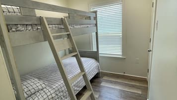 3 bedrooms, iron/ironing board, WiFi, bed sheets