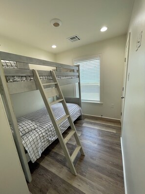 3 多间卧室、熨斗/熨衣板、WiFi、床单