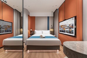 خزنة داخل الغرفة ومكتب ومساحة عمل للكمبيوتر المحمول وستائر تعتيم