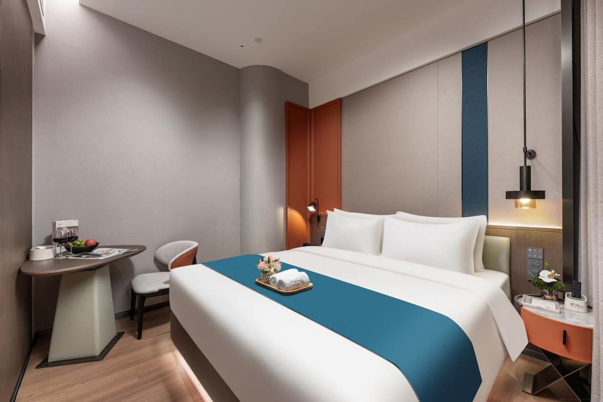 خزنة داخل الغرفة ومكتب ومساحة عمل للكمبيوتر المحمول وستائر تعتيم