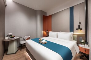 خزنة داخل الغرفة ومكتب ومساحة عمل للكمبيوتر ال�محمول وستائر تعتيم