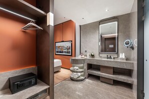 Habitación básica doble | Caja de seguridad en la habitación y escritorio 