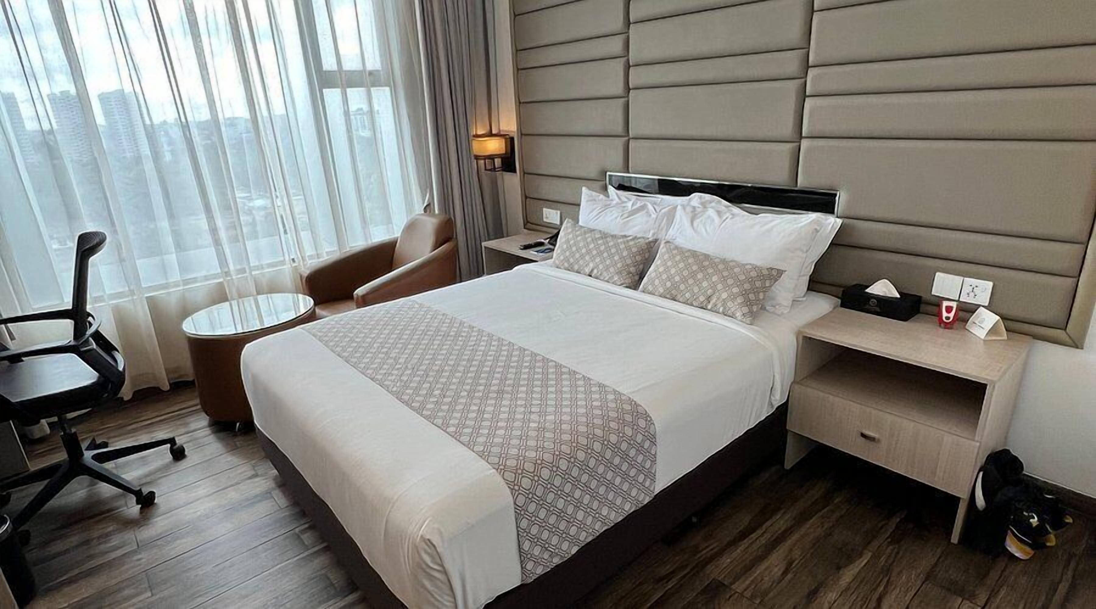Business Double Room Single Use, River View | Premium bedding, down comforters, memory foam beds, minibar