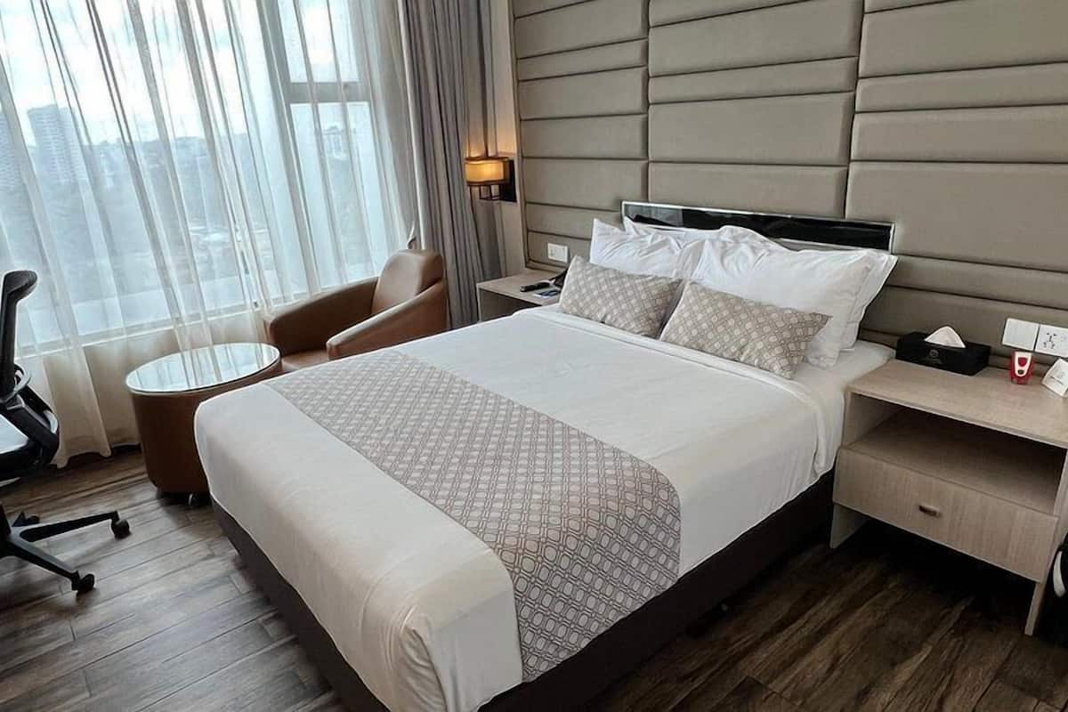 Business Double Room Single Use, River View | Premium bedding, down comforters, memory foam beds, minibar