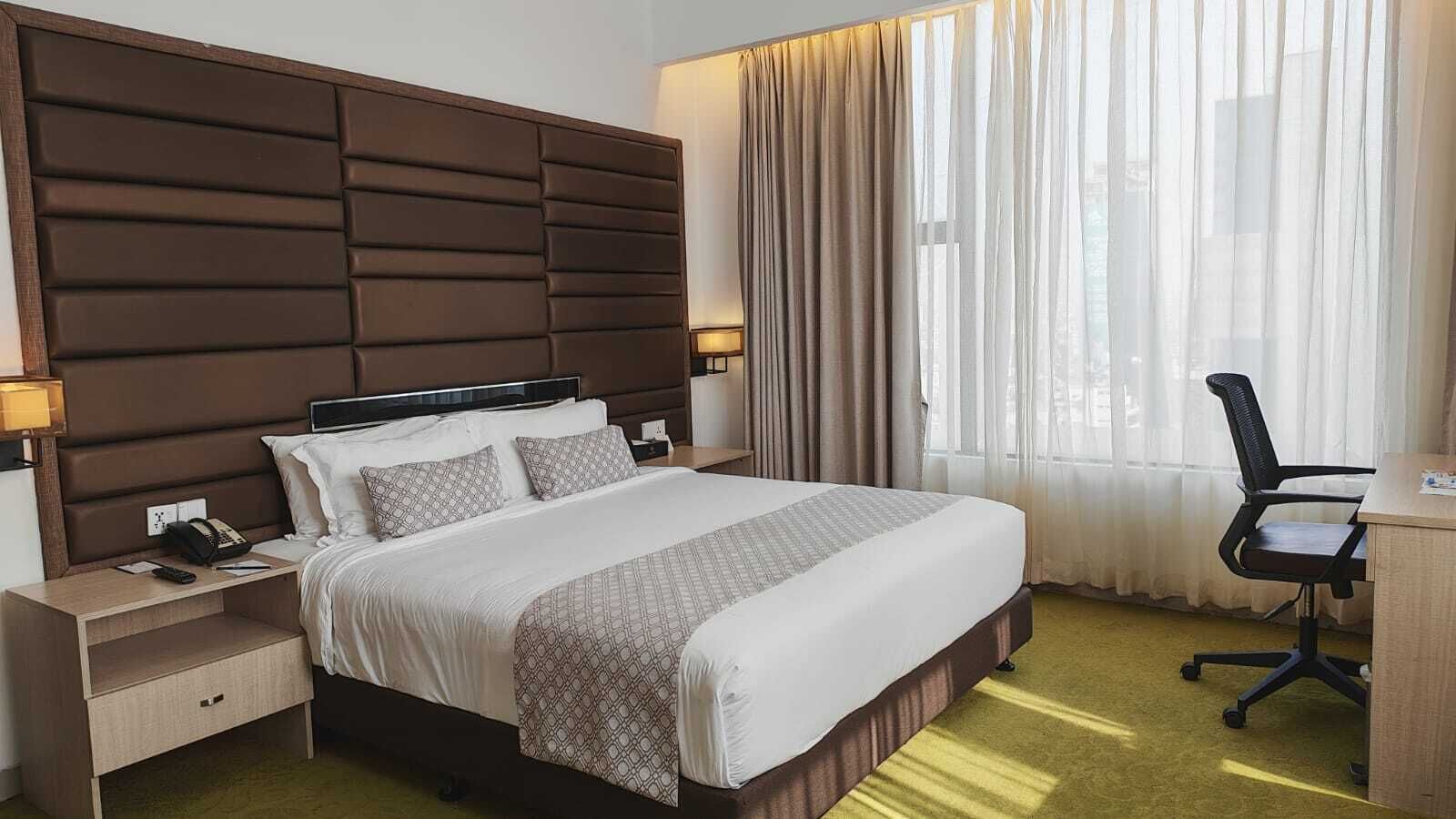 Business Double Room, City View | Bathroom | Shower, rainfall showerhead, free toiletries, hair dryer