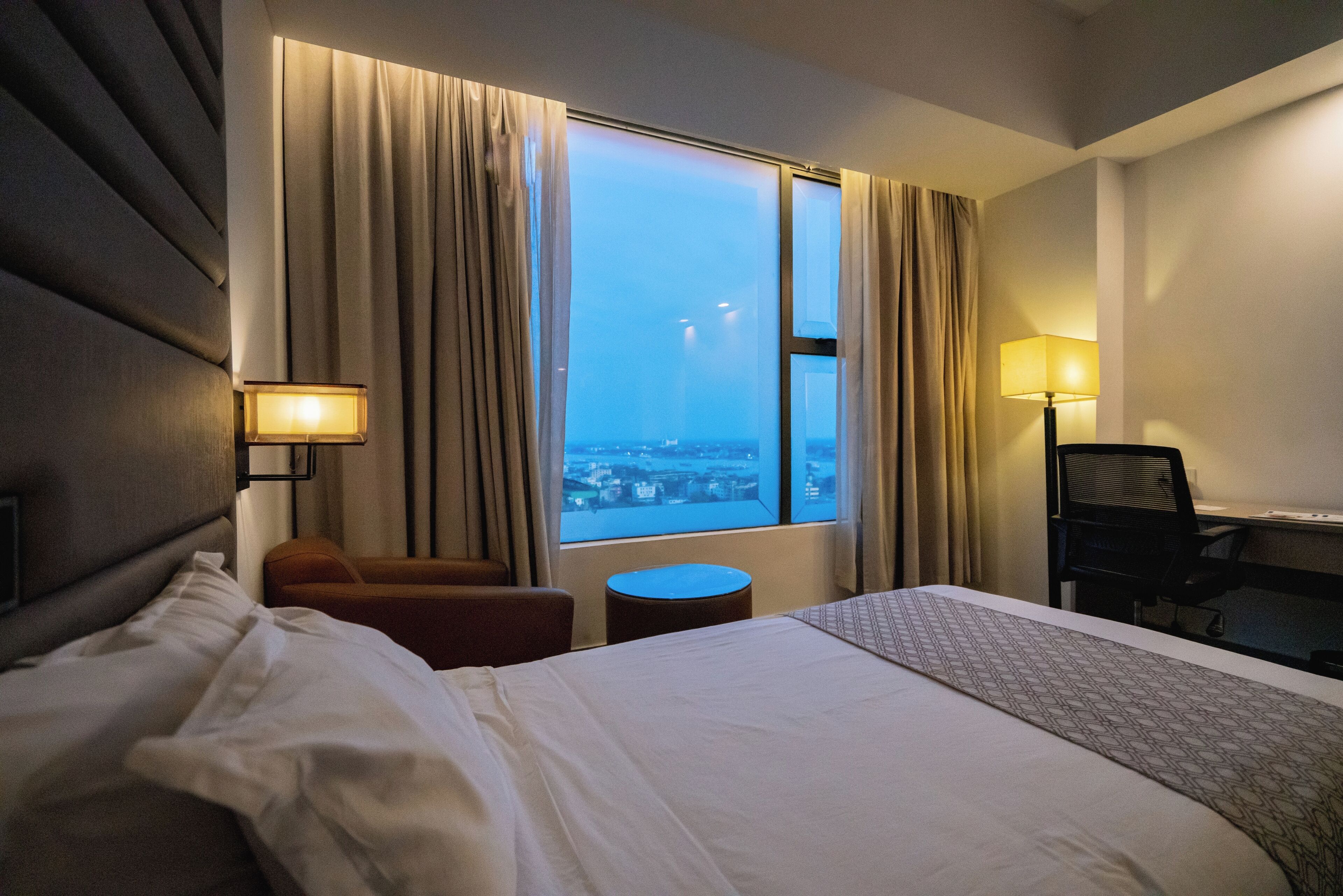 Business-Zweibettzimmer, Flussblick | Hochwertige Bettwaren, Daunenbettdecken
