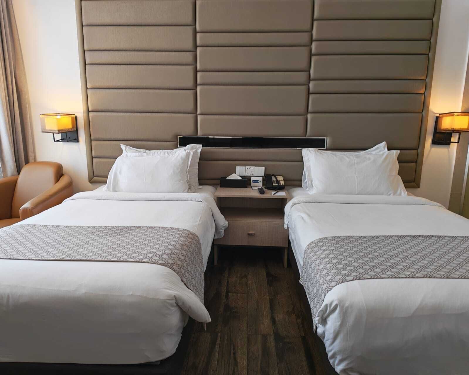 Business Twin Room, River View | Bathroom | Shower, rainfall showerhead, free toiletries, hair dryer