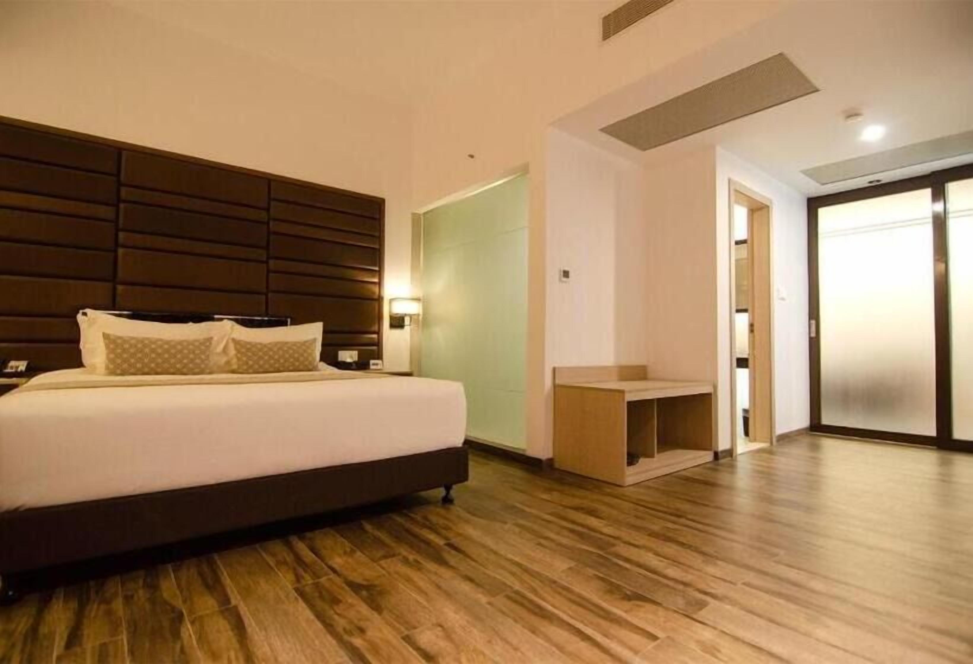 Business Double Room, River View | Premium bedding, down comforters, memory foam beds, minibar