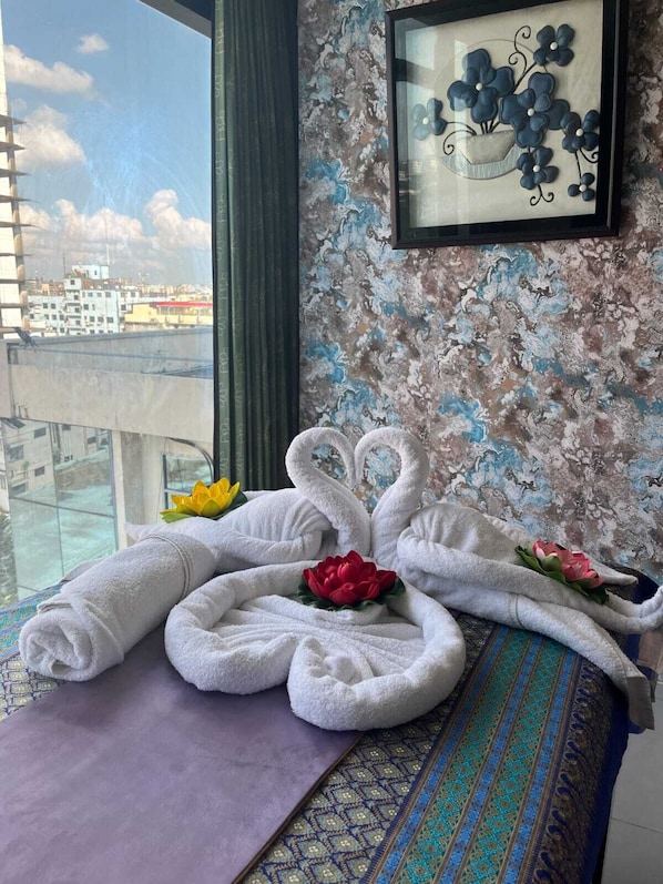 Een sauna, een stoombad, diepe bindweefselmassages, Zweedse massages