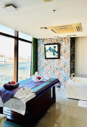 Een sauna, een stoombad, diepe bindweefselmassages, Zweedse massages