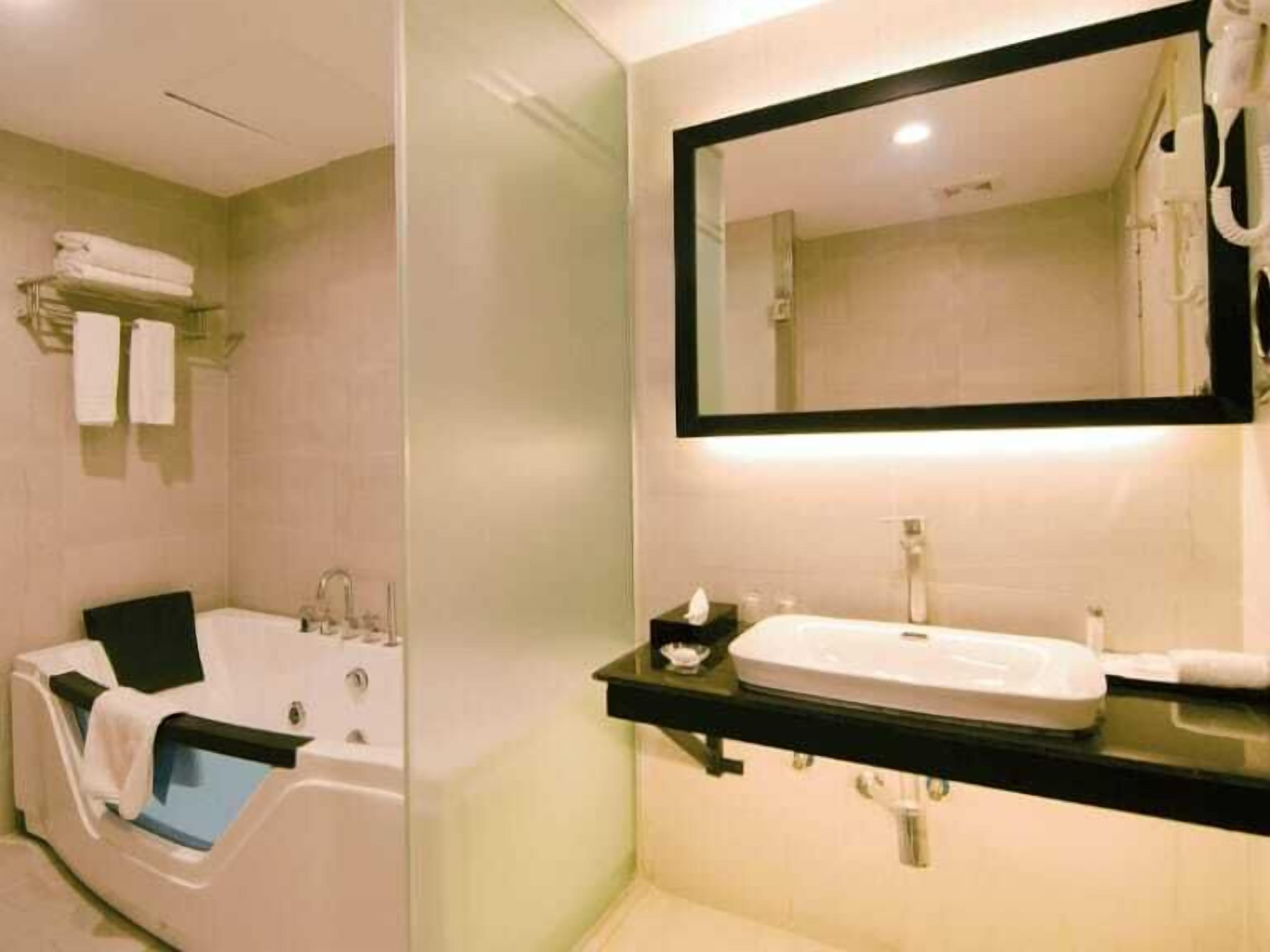 ห้องเอ็กเซกคิวทีฟสวีท, วิวแม่น้ำ | ห้องน้ำ | ฝักบัว, เรนชาวเวอร์, ของใช้ในห้องน้ำฟรี, ไดร์เป่าผม