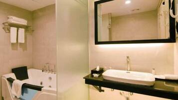 Quarto casal executivo, vista para o rio | Banheiro | Produtos de toalete grátis, secador de cabelo, toalhas de banho