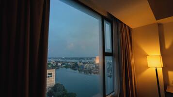 Business tweepersoonskamer, uitzicht op rivier | Luxe beddengoed, bedden met traagschuimmatras, een bureau