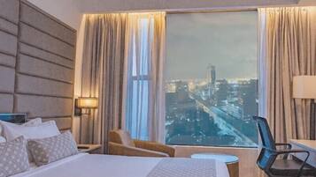 Signature tweepersoonskamer, uitzicht op rivier | Luxe beddengoed, bedden met traagschuimmatras, een bureau