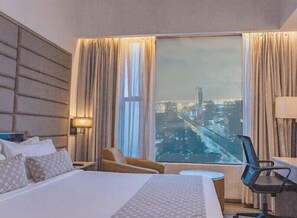 Signature-Doppelzimmer, Flussblick | Hochwertige Bettwaren, Betten mit Memory-Foam-Matratzen, Schreibtisch