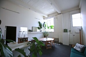 Living area - Spacious, 1 BR, Warehouse Conversion, Fitzroy (Melbourne)