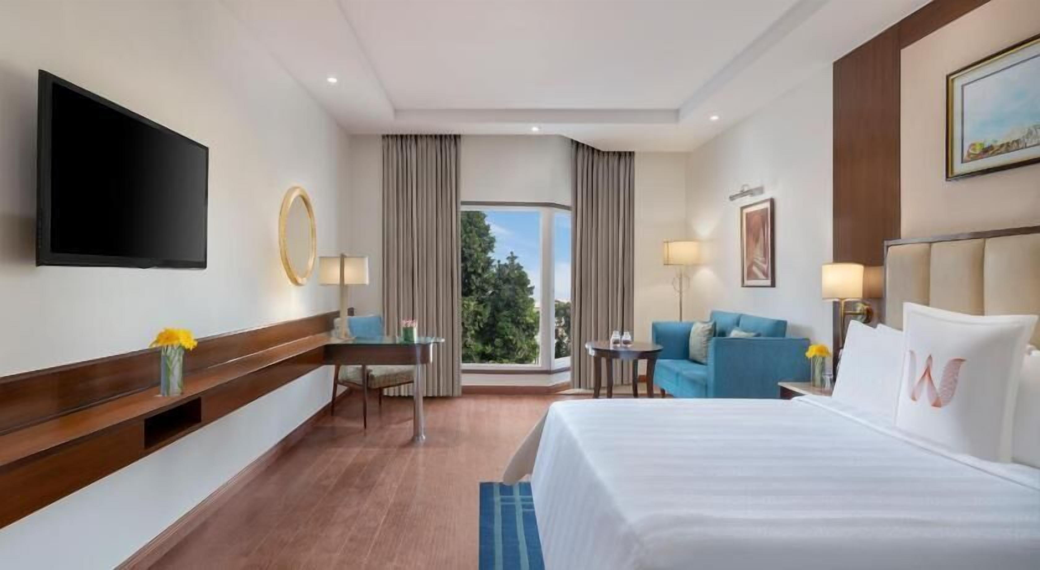 Superior Room, 1 King Bed | Premium bedding, minibar, in-room safe, desk