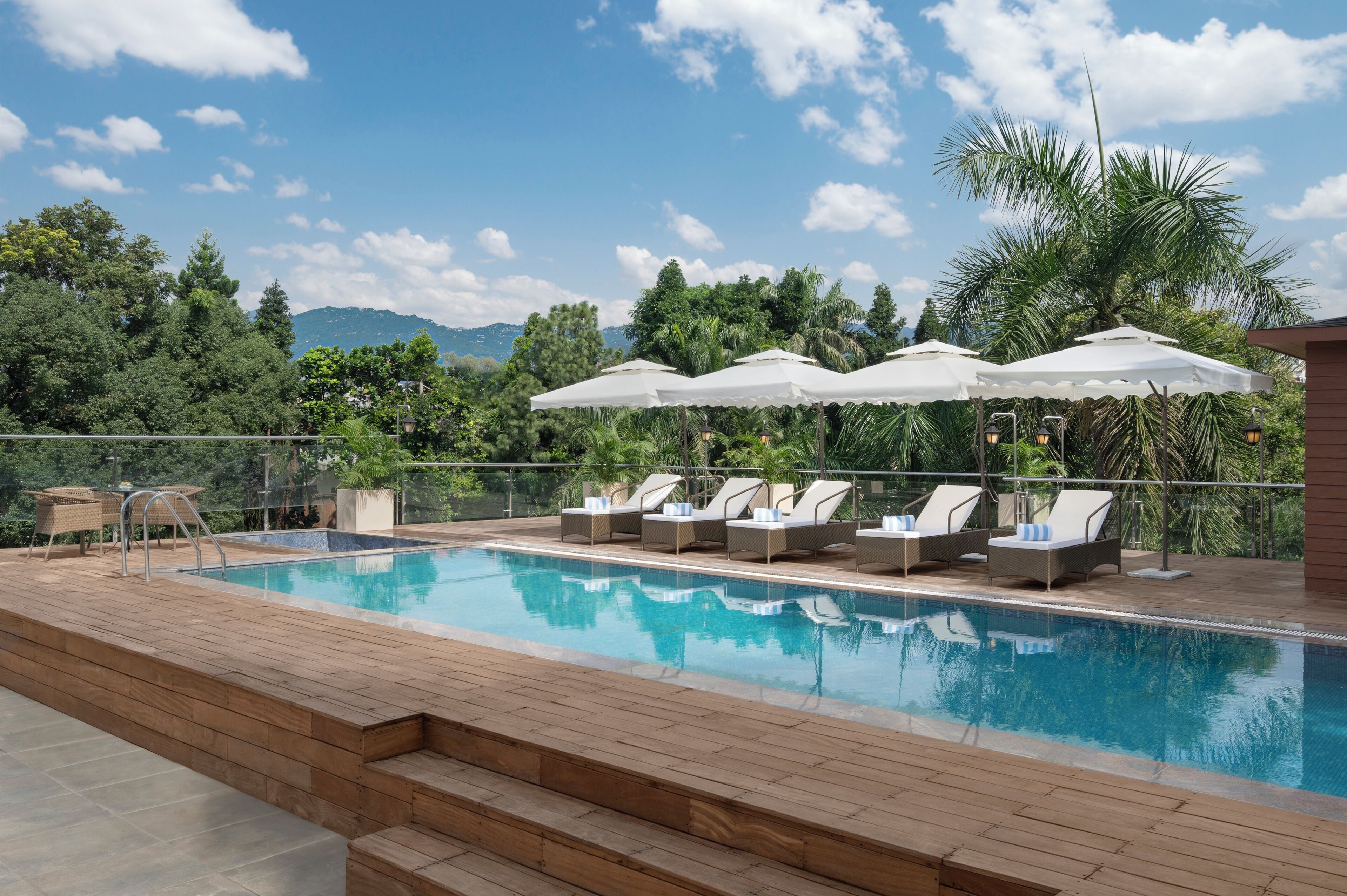 حمّام سباحة خارجي