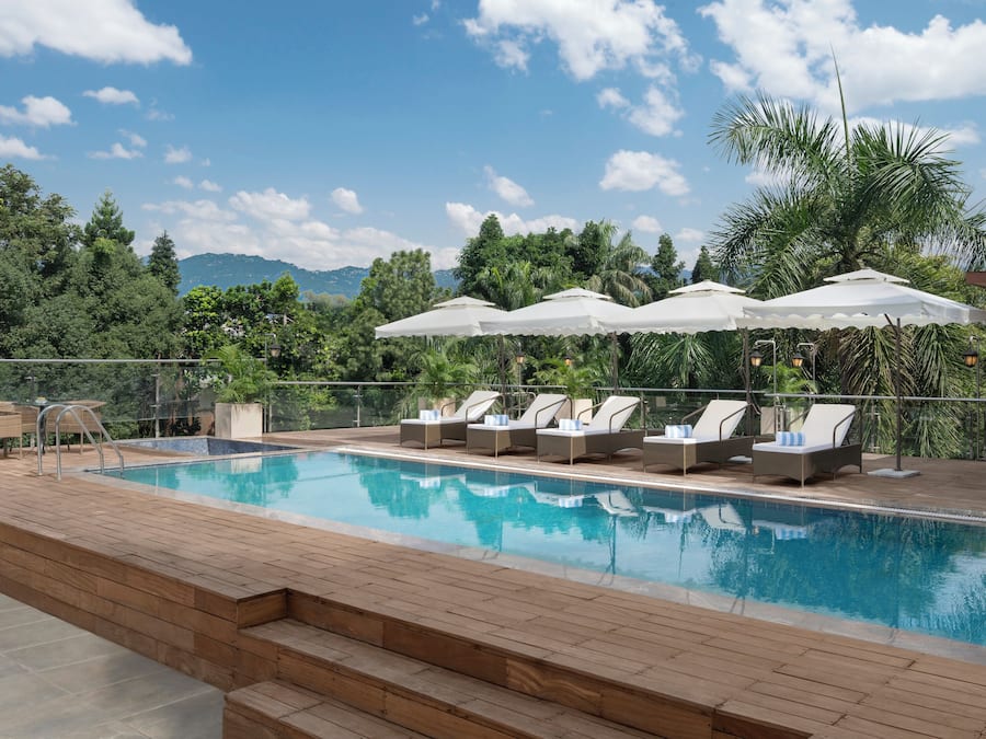 Una piscina al aire libre