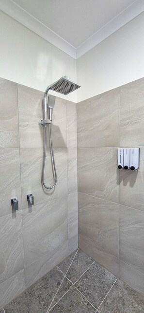 Shower, hair dryer, towels, soap - Casa Mar - Beachside Bliss.
Sun, sand and family fun All in one place. (Carrum)
