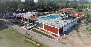 Vista frontal de la propiedad