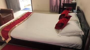 Deluxe Double Room, Balcony, Garden View | Bathroom | Free toiletries, towels, soap, shampoo
