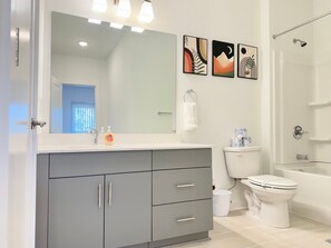 Shower, hair dryer, towels, shampoo - Modern 1BR Retreat in the Heart of Atlanta (Atlanta)